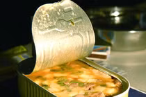 Liệt tứ chi sau khi ăn pate đóng hộp bảo quản sai cách