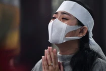 Bạn gái khóc nghẹn trong tang lễ diễn viên Hải Đăng