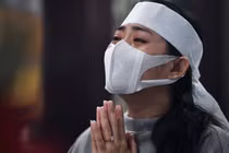 Bạn gái khóc nghẹn trong tang lễ diễn viên Hải Đăng