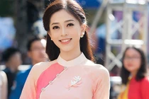 Á hậu Bùi Phương Nga xinh ngất ngây khi về thăm trường