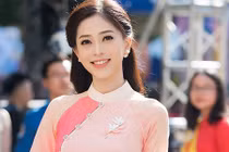 Á hậu Bùi Phương Nga xinh ngất ngây khi về thăm trường