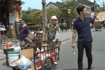 Hoàng Bách, MC Phan Anh thất thểu đi bán hàng rong