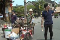 Hoàng Bách, MC Phan Anh thất thểu đi bán hàng rong