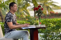 Diễn viên Bình Minh đăng ảnh làm việc ở khu cách ly