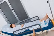 Trà Ngọc Hằng òa khóc sau khi ngã gãy răng, phải ghép xương hàm