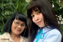 Hiền Thục trông như nữ sinh khi chụp ảnh bên mẹ