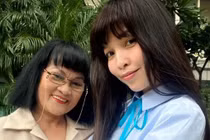 Hiền Thục trông như nữ sinh khi chụp ảnh bên mẹ