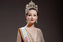 Phương Khánh thi Miss Earth, đã xinh còn “bắn” tiếng Anh như gió
