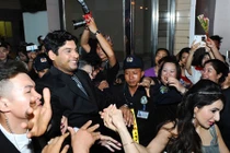 Sao "Cô dâu 8 tuổi" tươi rói trong vòng vây fan HN