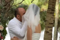 Xuân Lan khóa môi chồng Việt kiều lâu nghẹt thở trong đám cưới