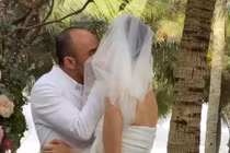 Xuân Lan khóa môi chồng Việt kiều lâu nghẹt thở trong đám cưới