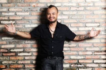 Bức Tường và tiếng oan “hầu hạ hãng băng vệ sinh”