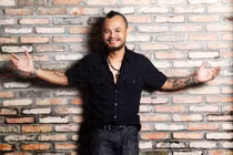 Bức Tường và tiếng oan “hầu hạ hãng băng vệ sinh”