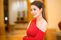 Ngọc Anh vai trần quyến rũ hát khai trương phố đi bộ Trịnh Công Sơn