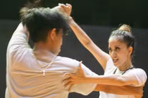 Khánh Thi mệt nhoài trên sàn tập cùng Phan Hiển, Chí Anh