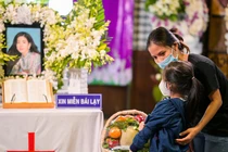 Xúc động lời nhắn con gái Mai Phương: Cố lên Lavie, cả thế giới bên con!