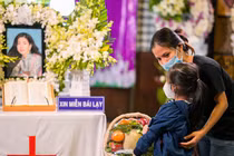 Xúc động lời nhắn con gái Mai Phương: Cố lên Lavie, cả thế giới bên con!