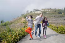 Bạn trai ngoại quốc thân thiết bên hai con riêng của Hồng Nhung