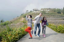 Bạn trai ngoại quốc thân thiết bên hai con riêng của Hồng Nhung