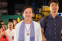 Hoài Linh mặc áo bà ba, đi dép lê cùng dàn sao dự live show Lệ Quyên