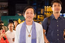 Hoài Linh mặc áo bà ba, đi dép lê cùng dàn sao dự live show Lệ Quyên