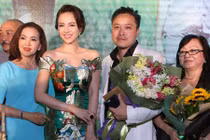 Vợ sắp cưới đến chúc mừng Victor Vũ ra mắt phim