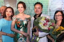 Vợ sắp cưới đến chúc mừng Victor Vũ ra mắt phim