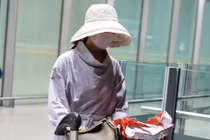 Triệu Lệ Dĩnh xuất hiện chớp nhoáng sau sinh, khoe eo thon nhỏ