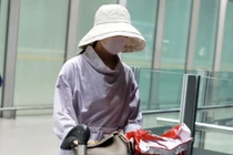 Triệu Lệ Dĩnh xuất hiện chớp nhoáng sau sinh, khoe eo thon nhỏ