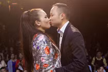 Hồng Ngọc được ông xã ôm hôn trước hàng nghìn khán giả