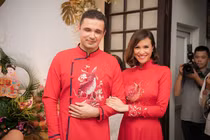 Phương Mai và chồng Tây khóa môi ngọt ngào trong lễ ăn hỏi