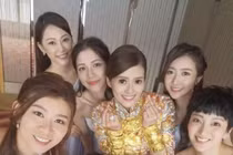 Á hậu Hong Kong đeo vàng ròng nặng trĩu trong ngày vu quy