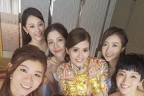 Á hậu Hong Kong đeo vàng ròng nặng trĩu trong ngày vu quy