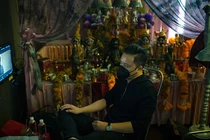 Đạo diễn Victor Vũ lên tiếng về tin đồn chơi ngải Kumanthong