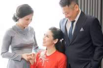 Á hậu Tú Anh hạnh phúc bên bố mẹ trong ngày vu quy