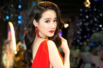 Nhã Phương quyến rũ chết người dù xuất hiện lẻ bóng