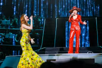 Hồ Ngọc Hà chỉ biết “câm nín” khi Thu Minh cất giọng hát