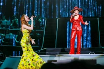 Hồ Ngọc Hà chỉ biết “câm nín” khi Thu Minh cất giọng hát