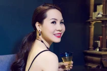 Nữ hoàng Kim Chi khoe vai trần quyến rũ 