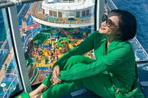 Cát Tường nghỉ dưỡng du thuyền tỷ USD, vợ chồng Hồng Vân bên cháu 