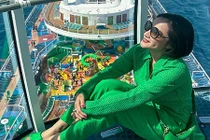 Cát Tường nghỉ dưỡng du thuyền tỷ USD, vợ chồng Hồng Vân bên cháu 