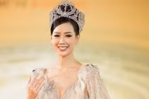 Hoa hậu Bảo Ngọc lộng lẫy trên thảm đỏ LHP Quốc tế Hà Nội