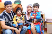 Danh hài Việt Hương đón Halloween cùng con trai nuôi