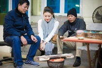 Á hậu Huyền My co ro đi từ thiện trong giá rét