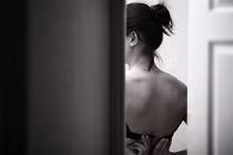 Trở về nhà sau ba tháng công tác tôi lặng người khi thấy vợ...