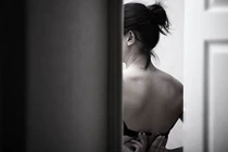 Trở về nhà sau ba tháng công tác tôi lặng người khi thấy vợ...