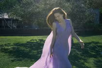 Hồ Ngọc Hà diện váy mỏng khoe dáng thon thả, đẹp tựa nàng thơ 