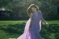 Hồ Ngọc Hà diện váy mỏng khoe dáng thon thả, đẹp tựa nàng thơ 