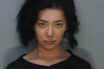 Khỏa thân dạo quanh hồ bơi, ngôi sao gốc Việt bị bắt