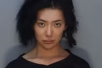 Khỏa thân dạo quanh hồ bơi, ngôi sao gốc Việt bị bắt